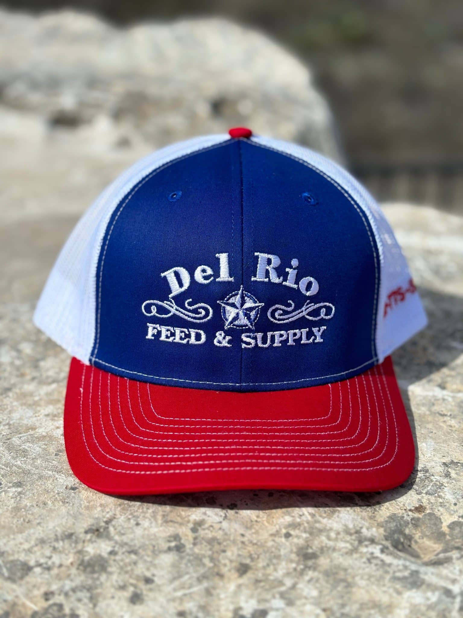 Del Rio Feed & Supply - Suministros Agropecuarios de Calidad | Alimentos y Equipos para Ganado
